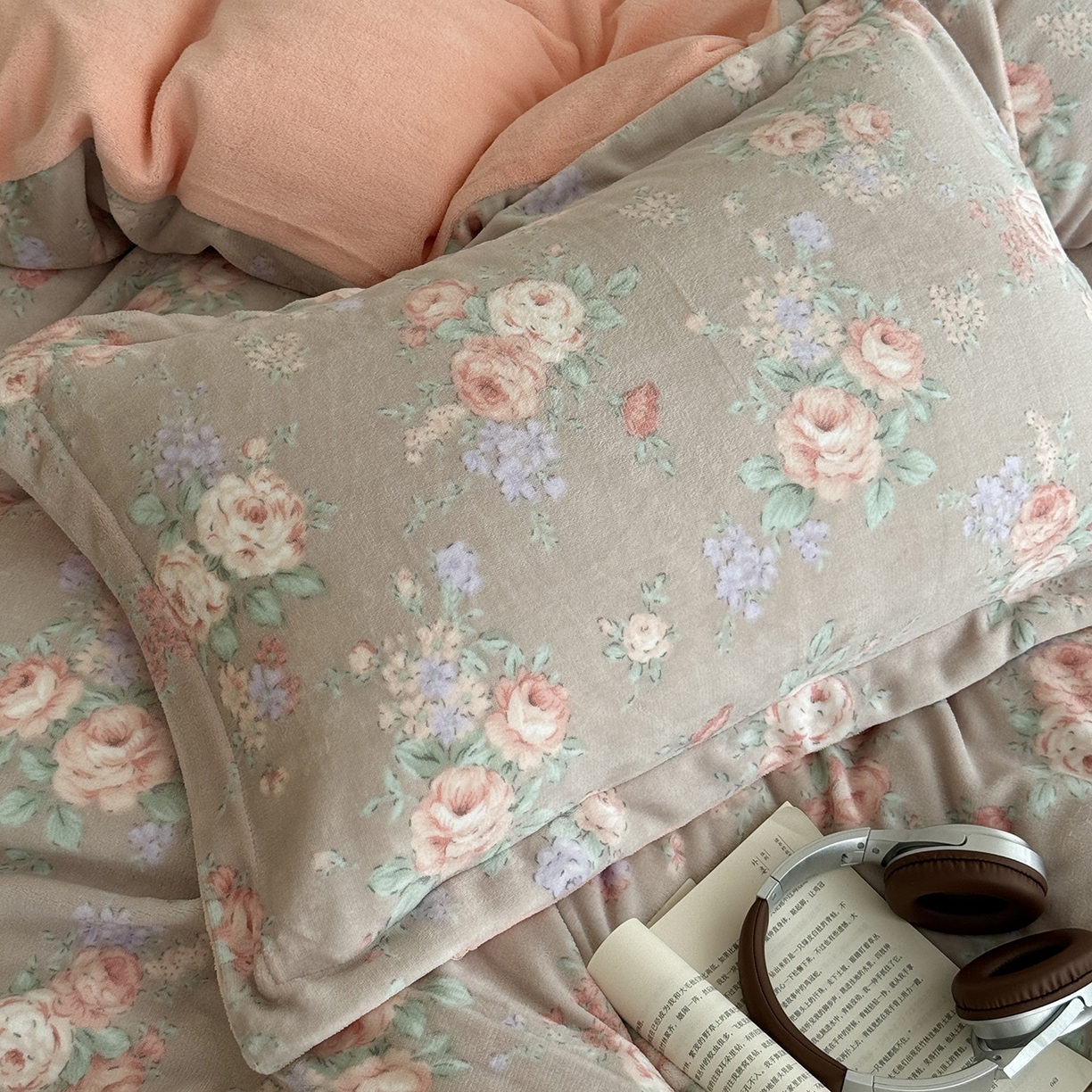 91家纺网 家纺一手货源 找家纺 于果 2025新款牛奶绒印花四件套 花韵玫瑰-咖