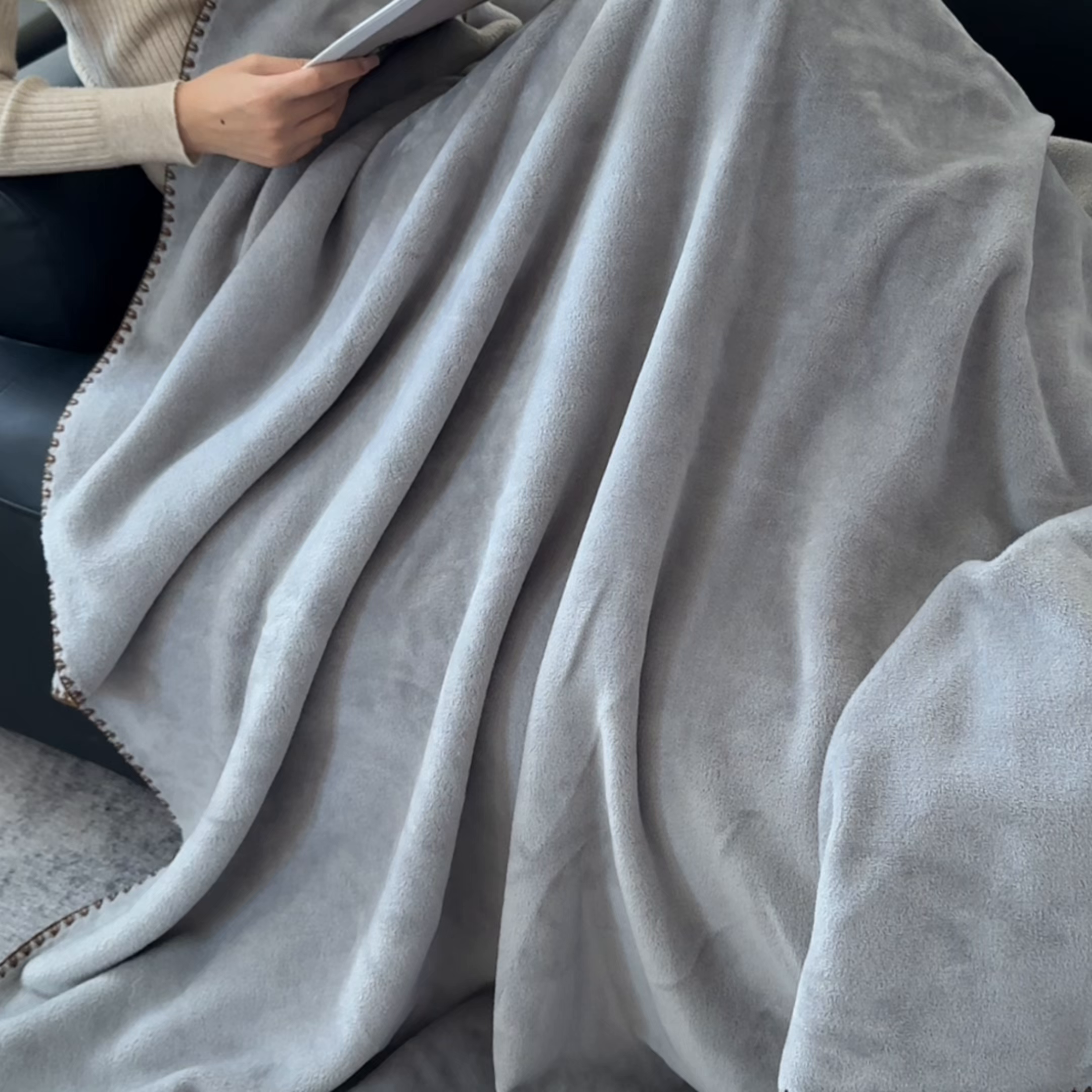 91家纺网 家纺一手货源 找家纺 格真 2025新款高克重双面仿羊绒多功能毯毛毯盖毯沙发毯午睡毯披肩毯-系列二 气质灰