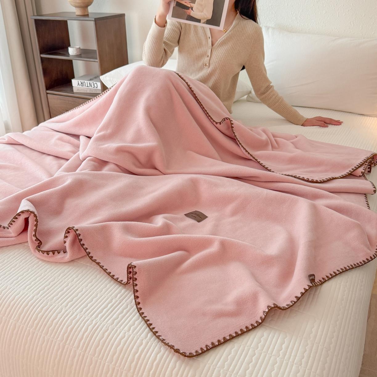 91家纺网 家纺一手货源 找家纺 格真 2025新款高克重双面仿羊绒多功能毯毛毯盖毯沙发毯午睡毯披肩毯-系列二 浅粉