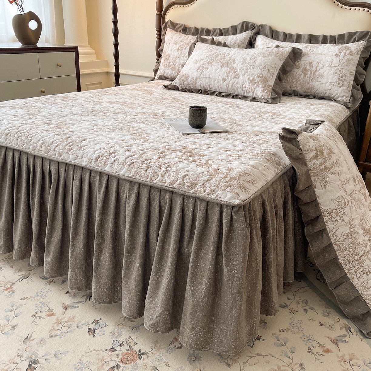 91家纺网 家纺一手货源 找家纺 笠裙家纺 2025新款加厚云感水洗棉印花夹棉床裙床罩 茶巷