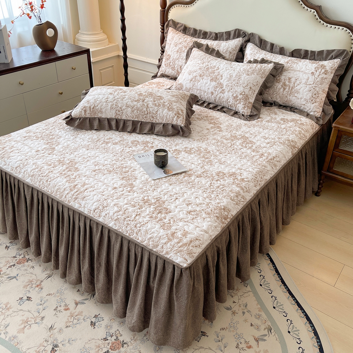 91家纺网 家纺一手货源 找家纺 笠裙家纺 2025新款加厚云感水洗棉印花夹棉床裙床罩 茶巷