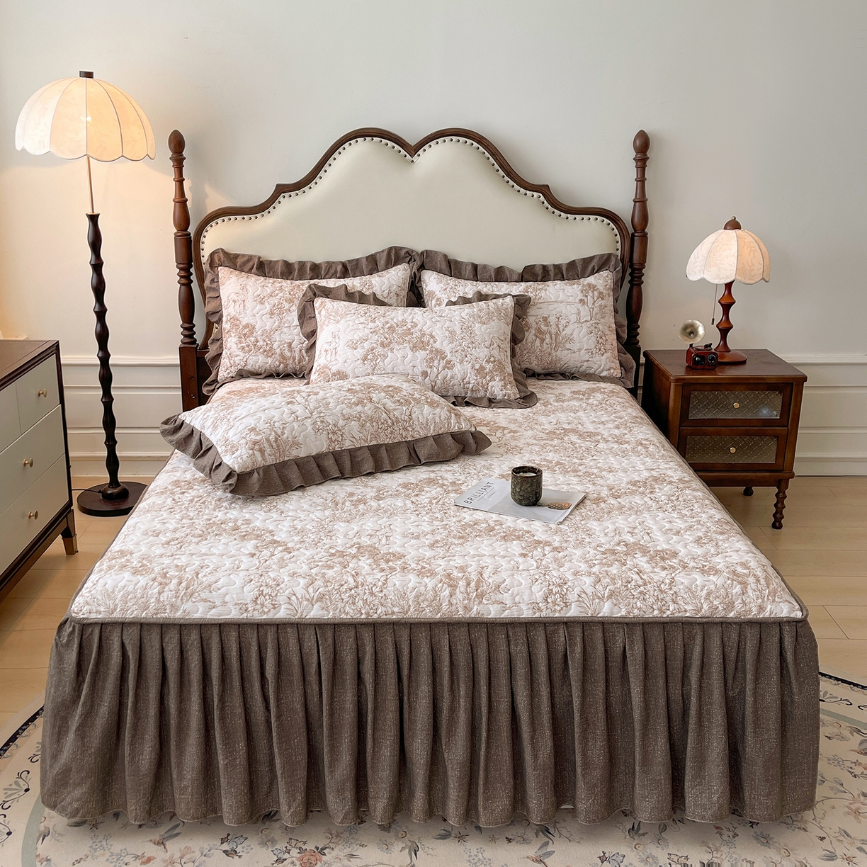 91家纺网 家纺一手货源 找家纺 笠裙家纺 2025新款加厚云感水洗棉印花夹棉床裙床罩 茶巷