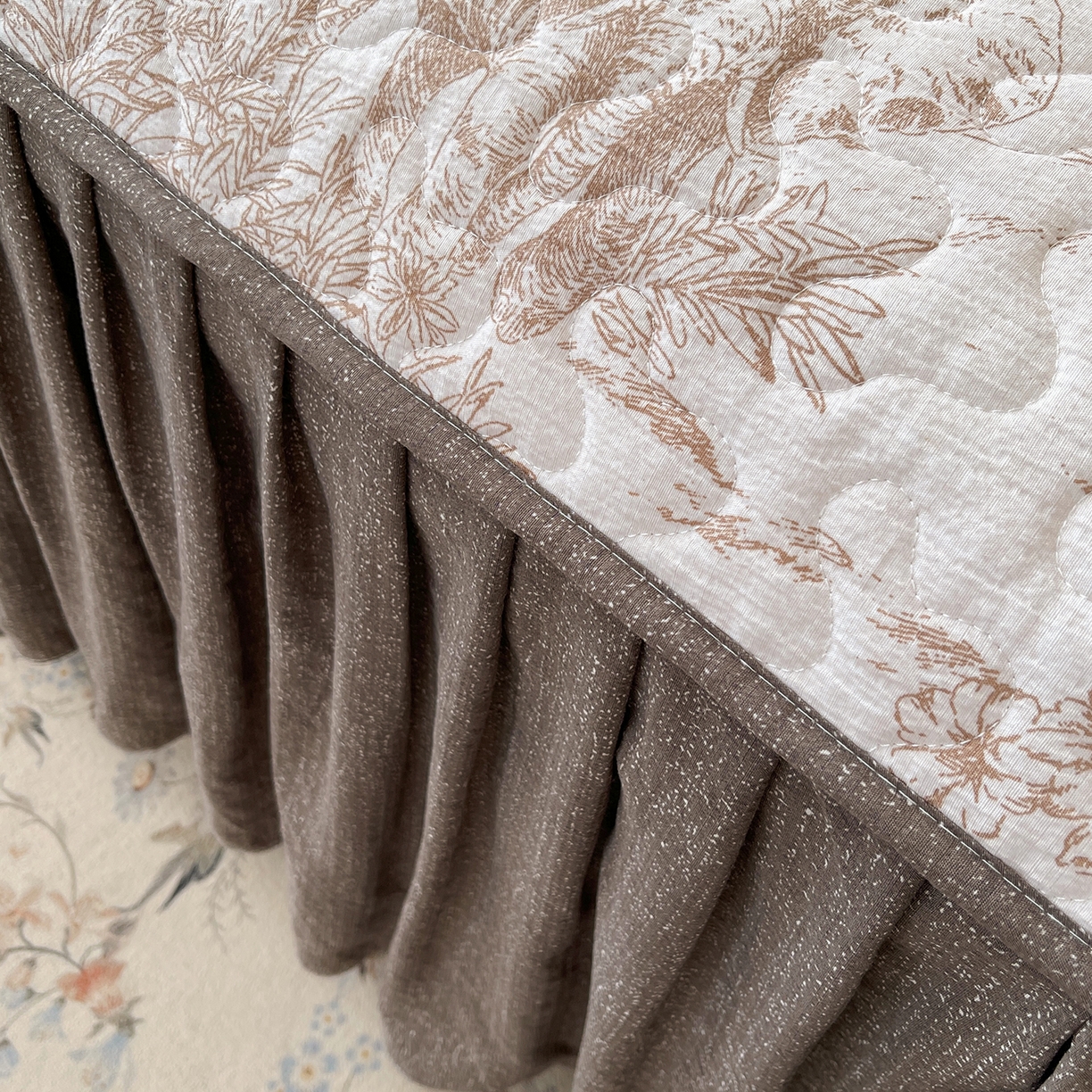 91家纺网 家纺一手货源 找家纺 笠裙家纺 2025新款加厚云感水洗棉印花夹棉床裙床罩 茶巷