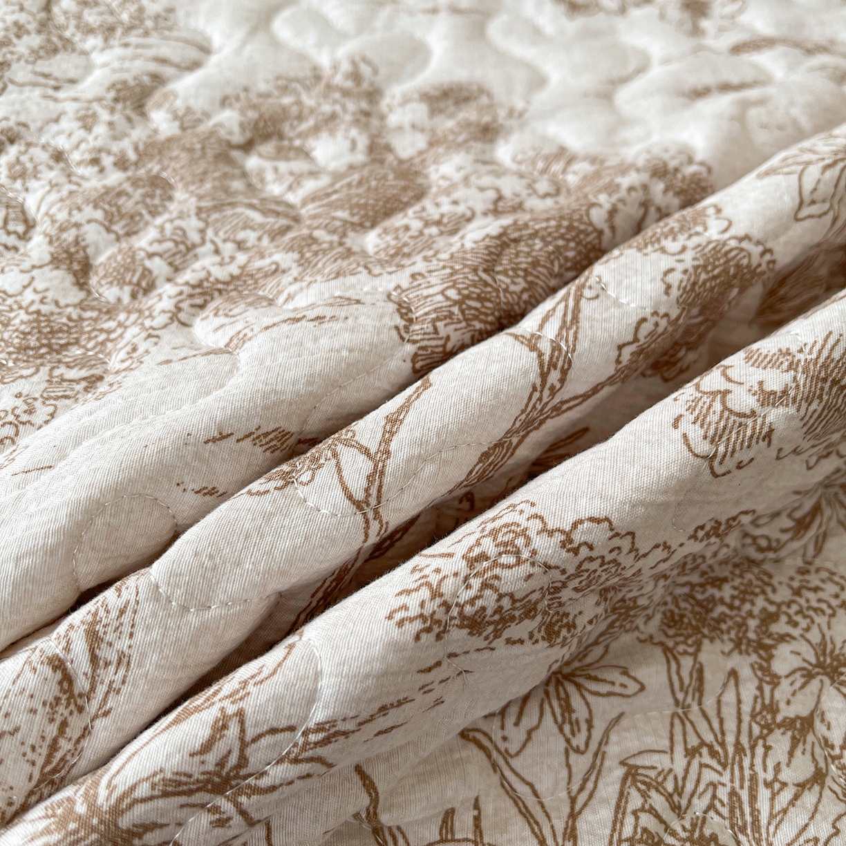 91家纺网 家纺一手货源 找家纺 笠裙家纺 2025新款加厚云感水洗棉印花夹棉床裙床罩 茶巷