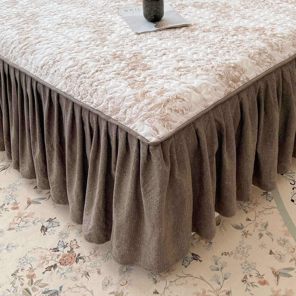 91家纺网 家纺一手货源 找家纺 笠裙家纺 2025新款加厚云感水洗棉印花夹棉床裙床罩 茶巷