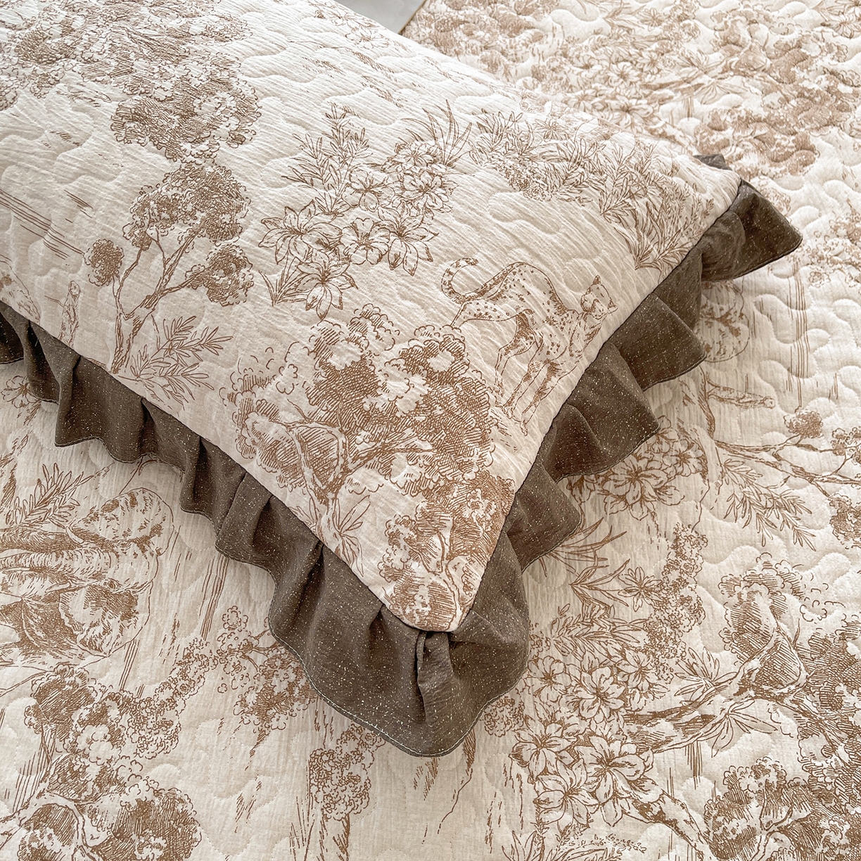 91家纺网 家纺一手货源 找家纺 笠裙家纺 2025新款加厚云感水洗棉印花夹棉床裙床罩 茶巷