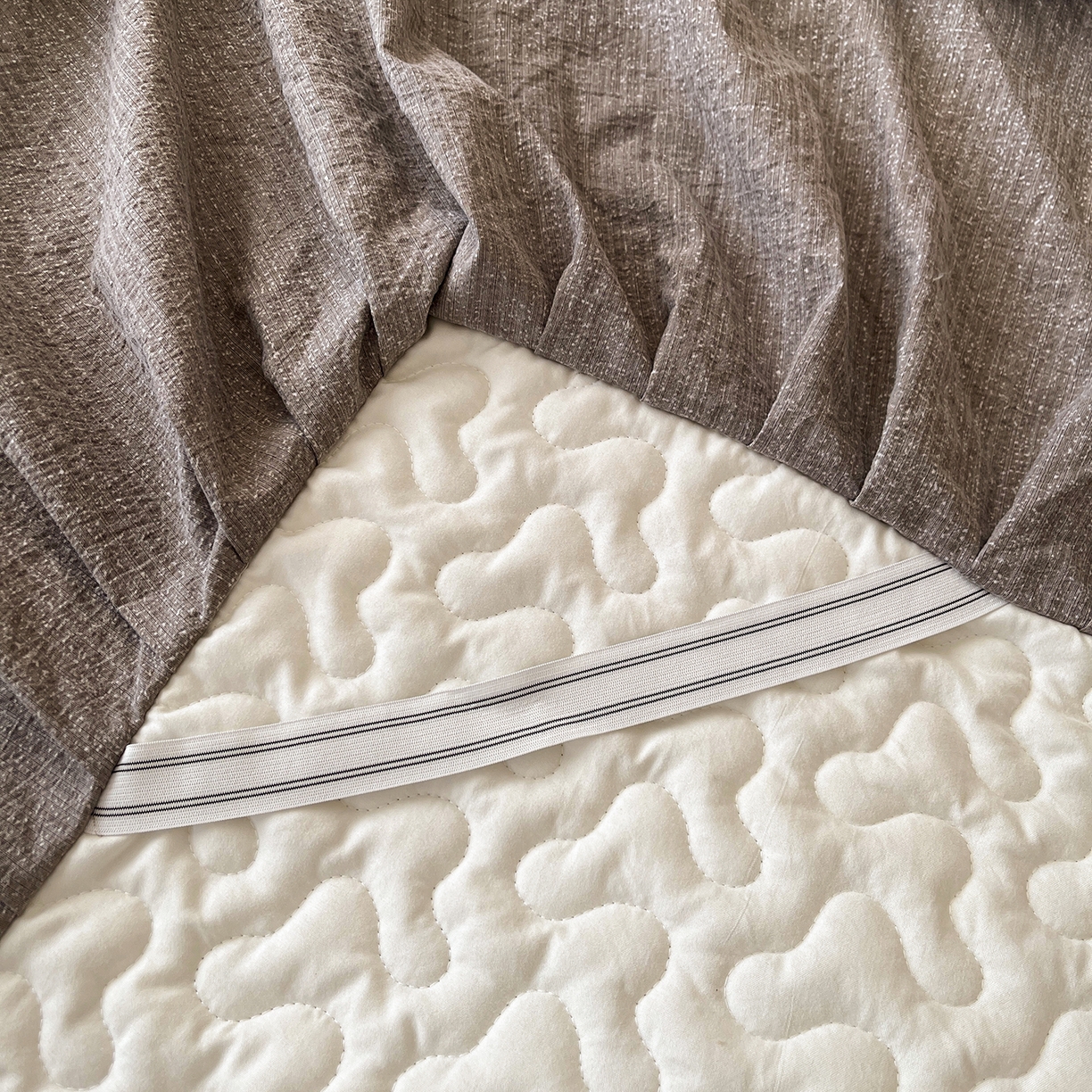 91家纺网 家纺一手货源 找家纺 笠裙家纺 2025新款加厚云感水洗棉印花夹棉床裙床罩 茶巷