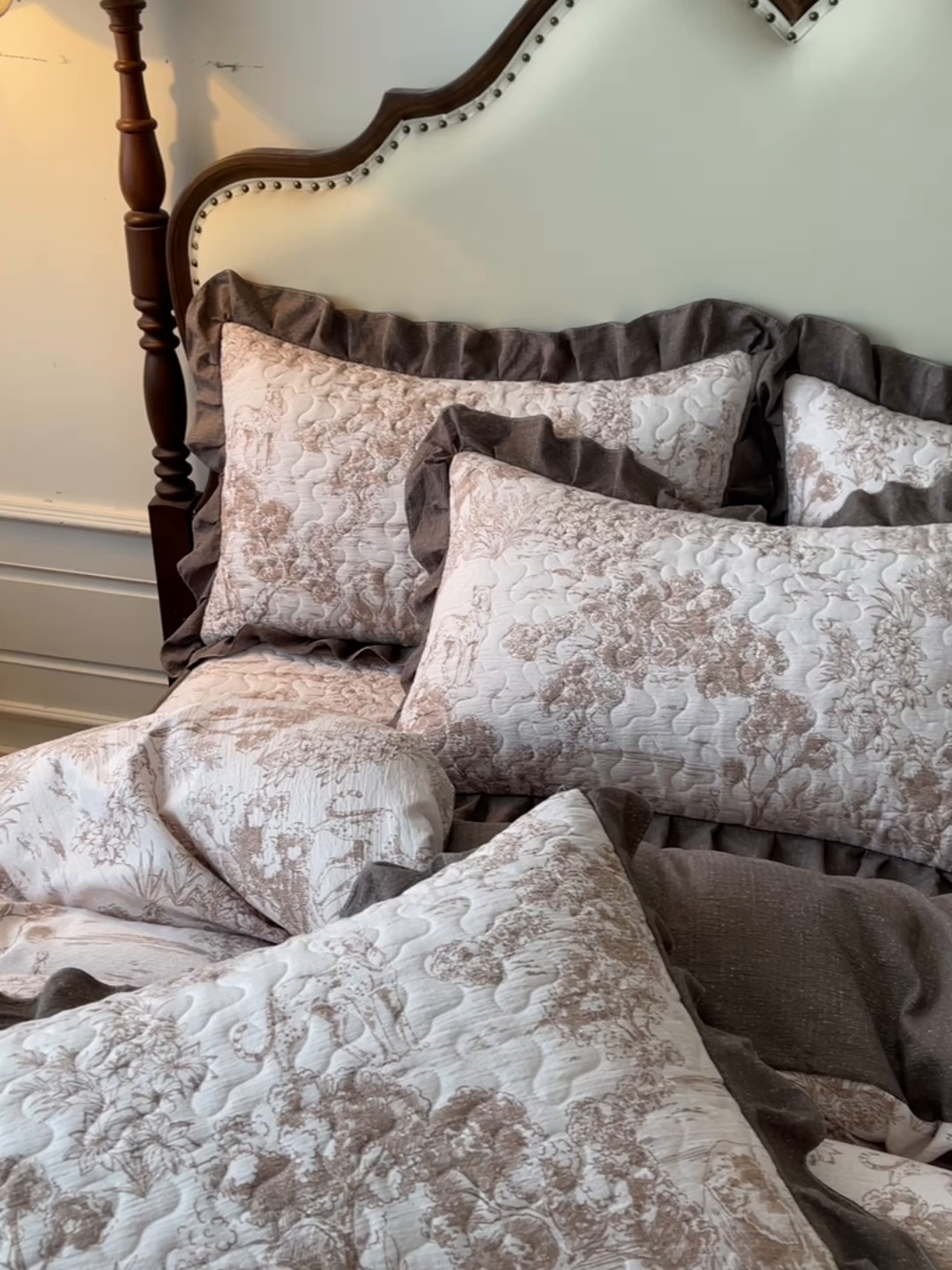 91家纺网 家纺一手货源 找家纺 笠裙家纺 2025新款加厚云感水洗棉印花夹棉床裙床罩 茶巷