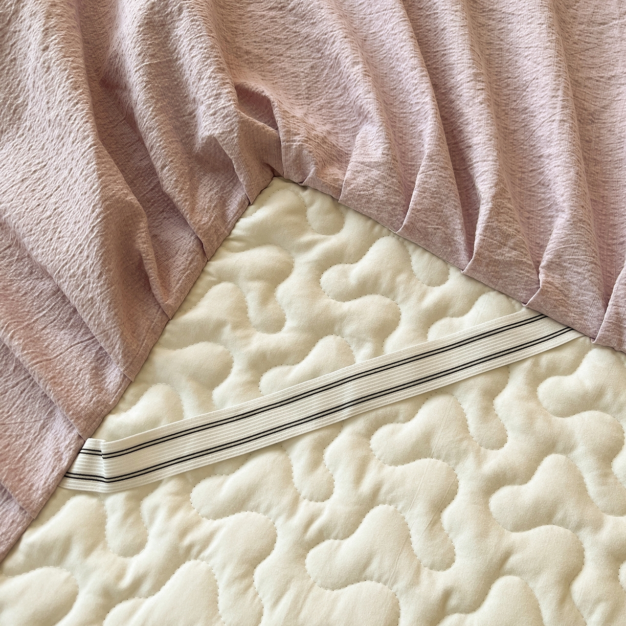 91家纺网 家纺一手货源 找家纺 笠裙家纺 2025新款加厚云感水洗棉印花夹棉床裙床罩 扶桑花