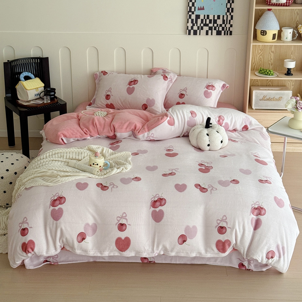 91家纺网 家纺一手货源 找家纺 于果 2025新款牛奶绒印花四件套 浪漫樱桃