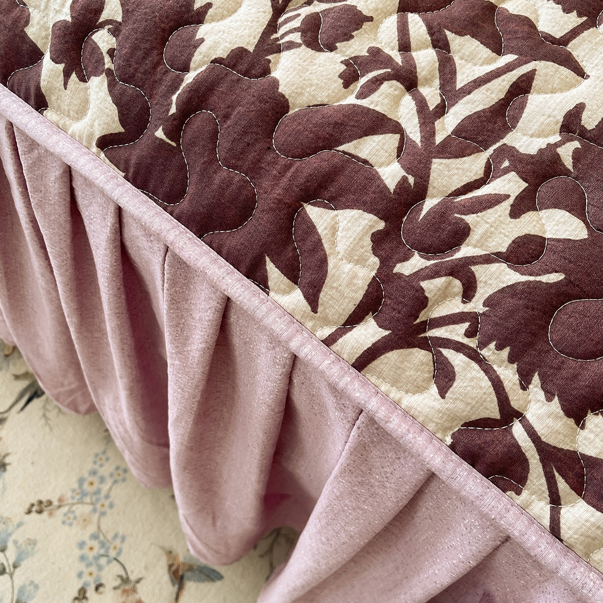 91家纺网 家纺一手货源 找家纺 笠裙家纺 2025新款加厚云感水洗棉印花夹棉床裙床罩 扶桑花