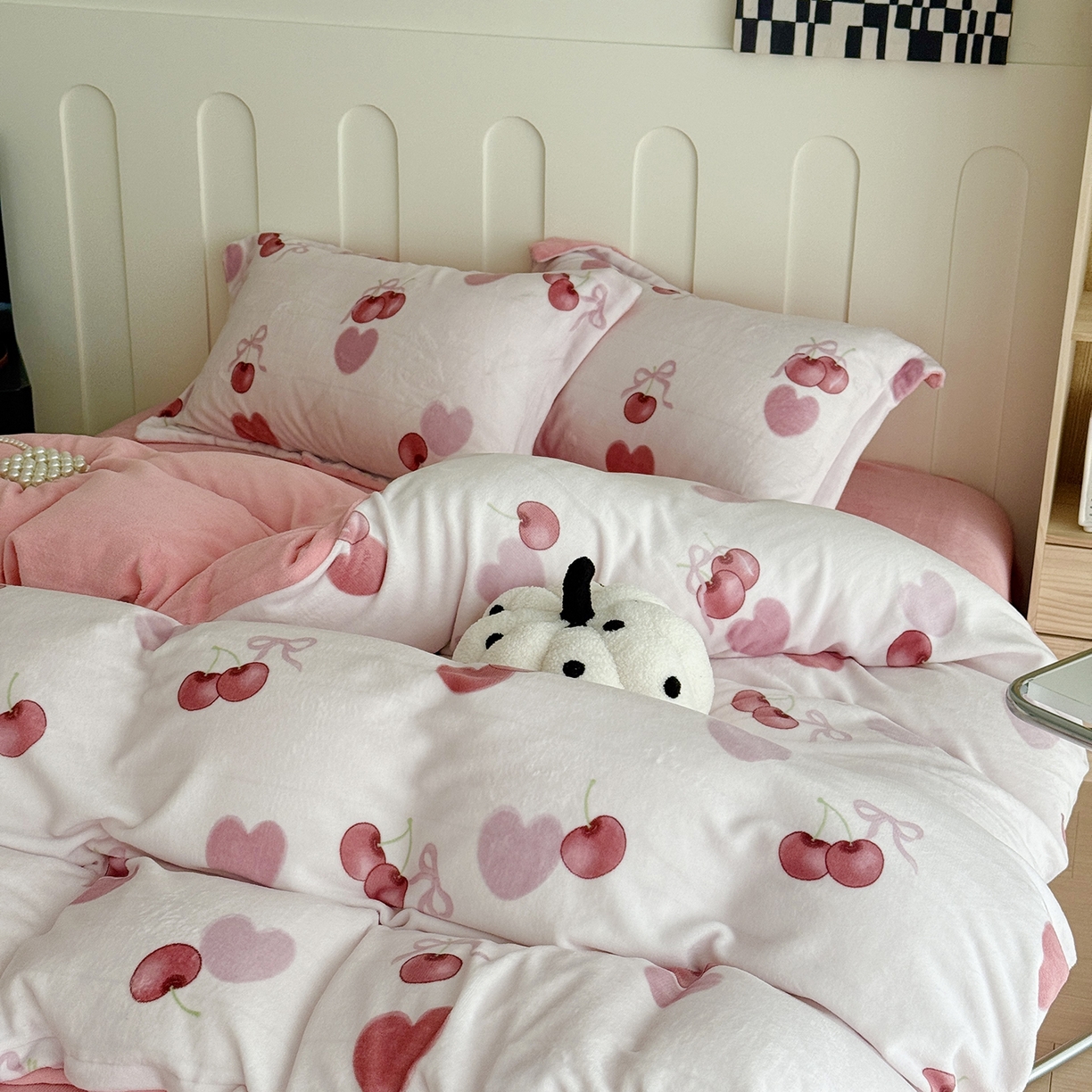 91家纺网 家纺一手货源 找家纺 于果 2025新款牛奶绒印花四件套 浪漫樱桃