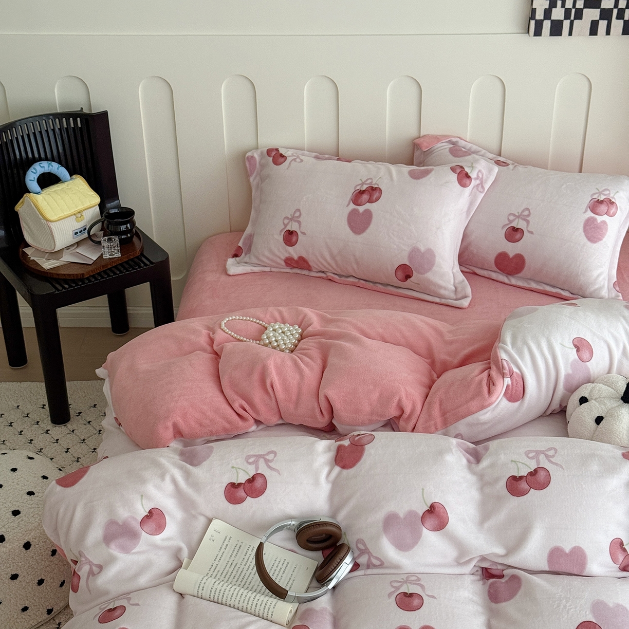 91家纺网 家纺一手货源 找家纺 于果 2025新款牛奶绒印花四件套 浪漫樱桃