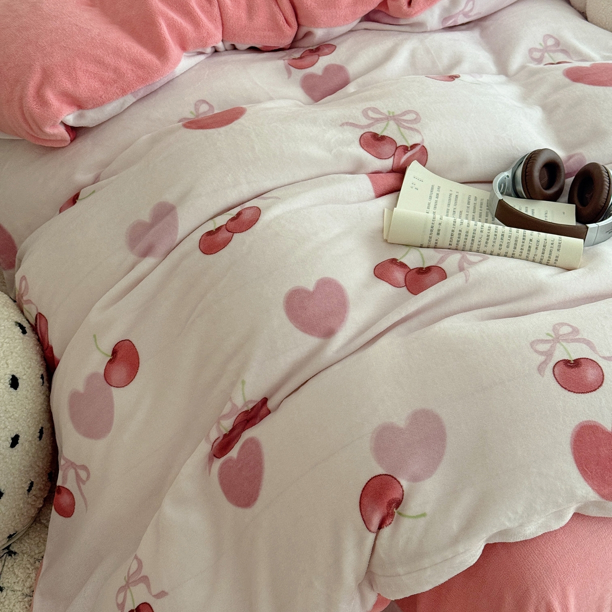 91家纺网 家纺一手货源 找家纺 于果 2025新款牛奶绒印花四件套 浪漫樱桃