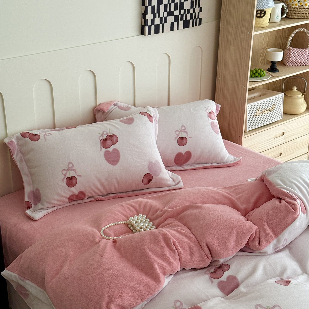 91家纺网 家纺一手货源 找家纺 于果 2025新款牛奶绒印花四件套 浪漫樱桃