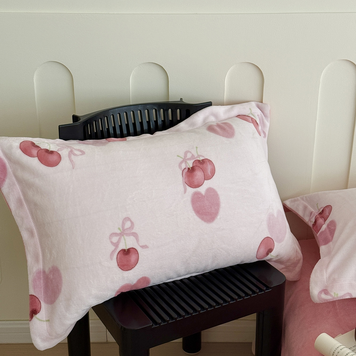 91家纺网 家纺一手货源 找家纺 于果 2025新款牛奶绒印花四件套 浪漫樱桃