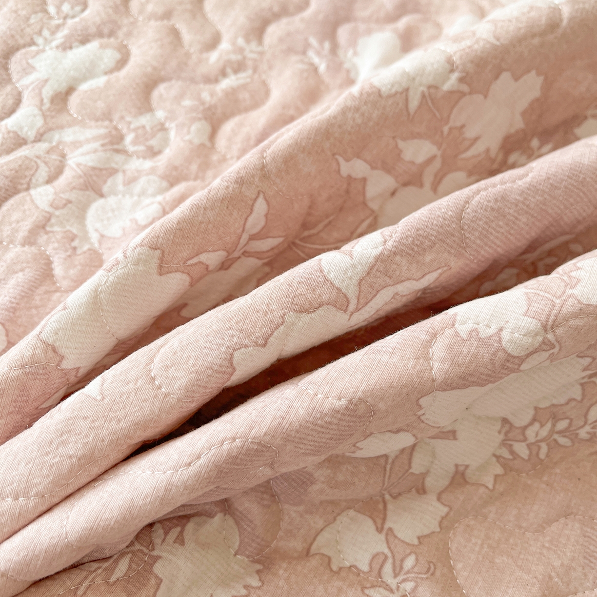 91家纺网 家纺一手货源 找家纺 笠裙家纺 2025新款加厚云感水洗棉印花夹棉床裙床罩 浮绘花影