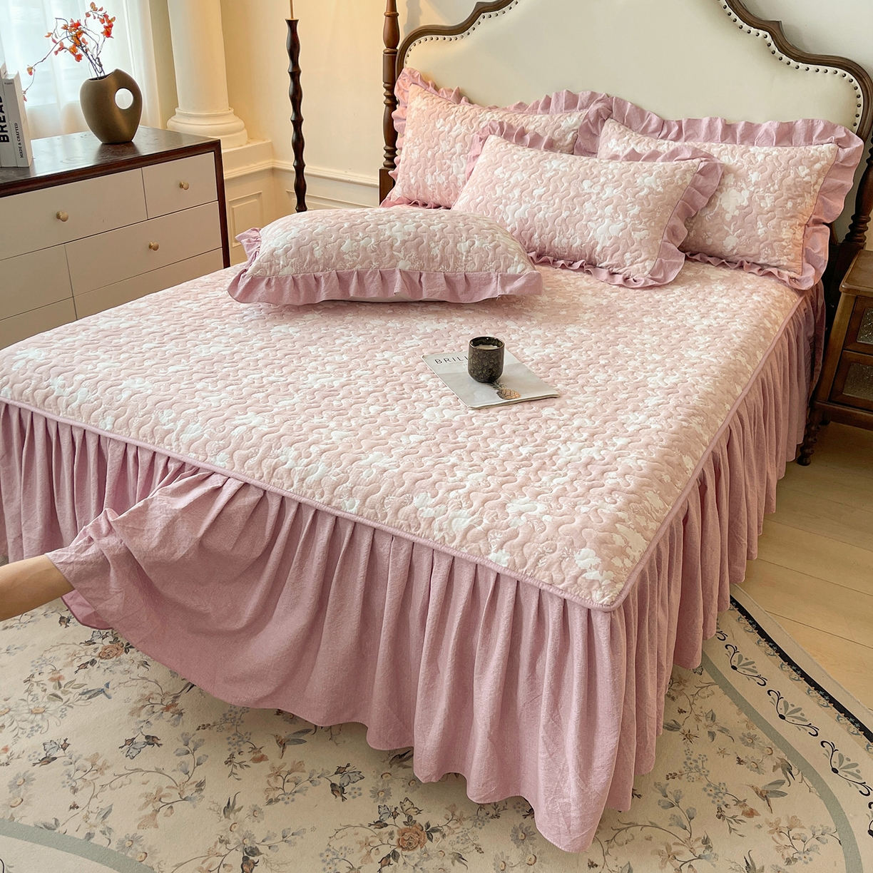 91家纺网 家纺一手货源 找家纺 笠裙家纺 2025新款加厚云感水洗棉印花夹棉床裙床罩 浮绘花影