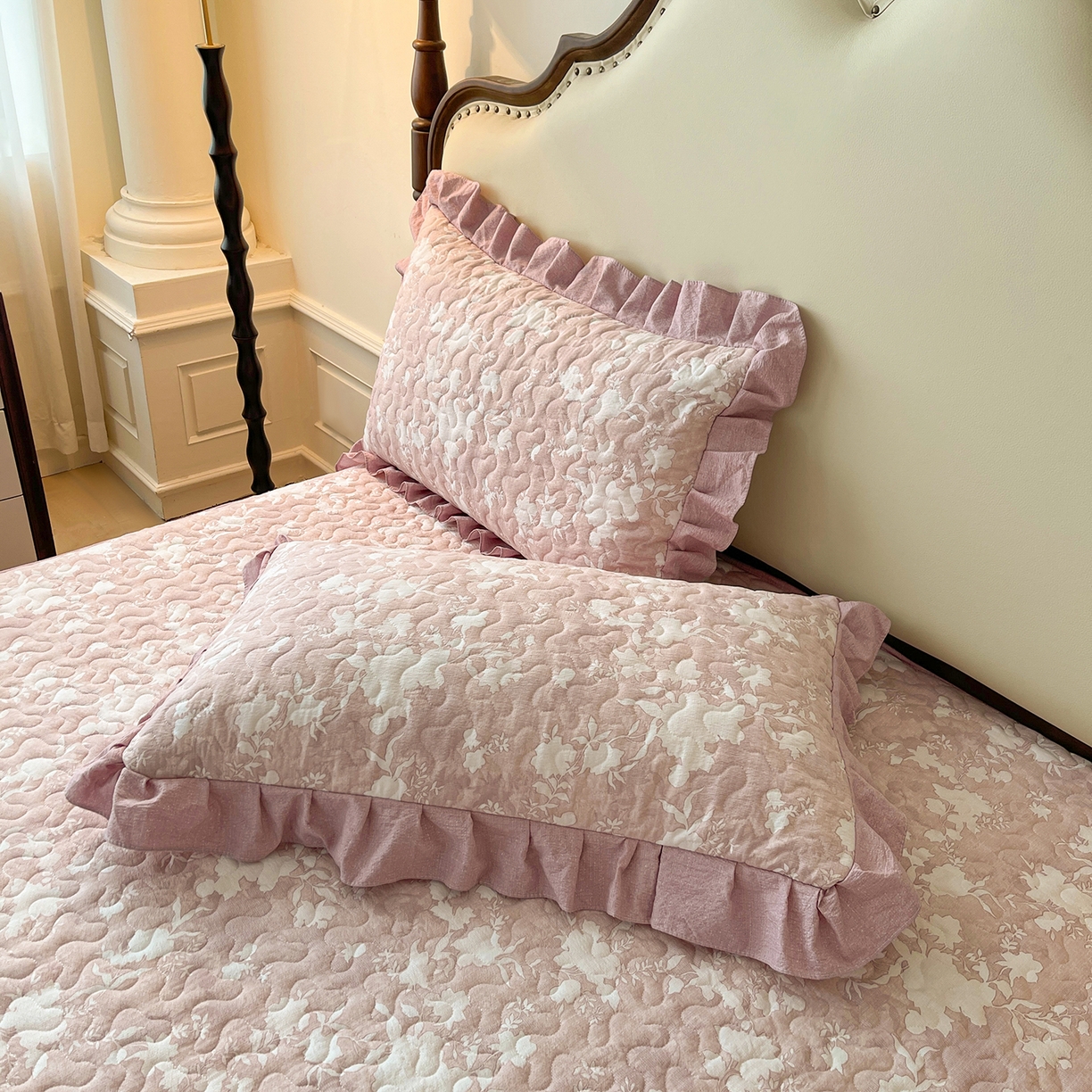 91家纺网 家纺一手货源 找家纺 笠裙家纺 2025新款加厚云感水洗棉印花夹棉床裙床罩 浮绘花影