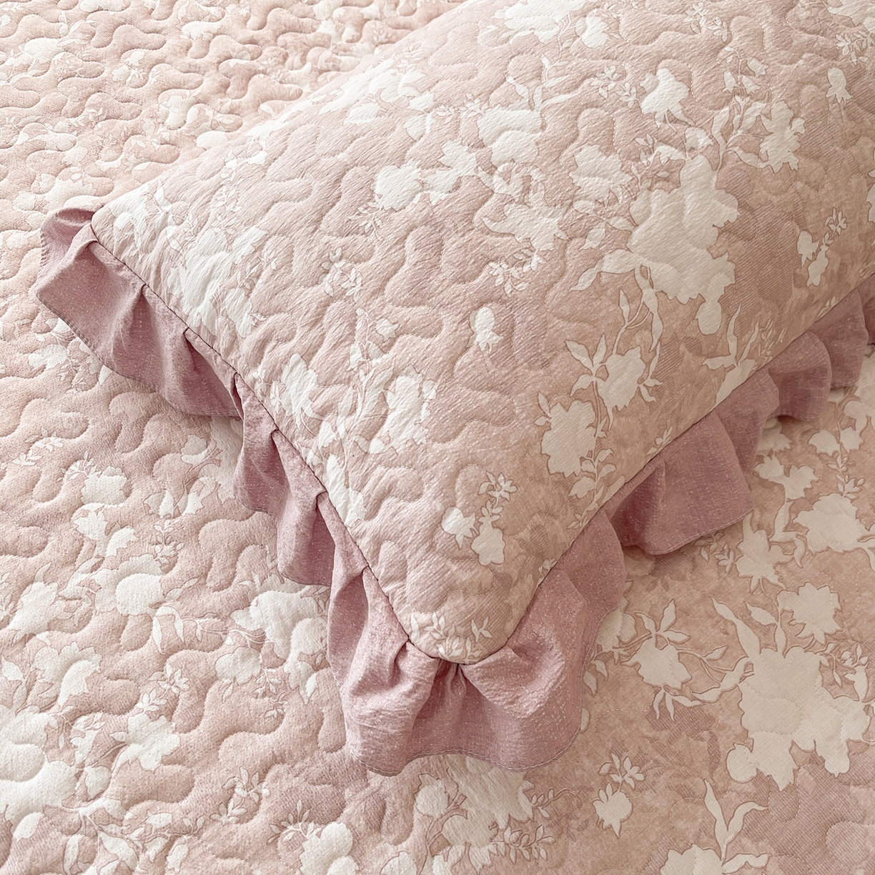 91家纺网 家纺一手货源 找家纺 笠裙家纺 2025新款加厚云感水洗棉印花夹棉床裙床罩 浮绘花影