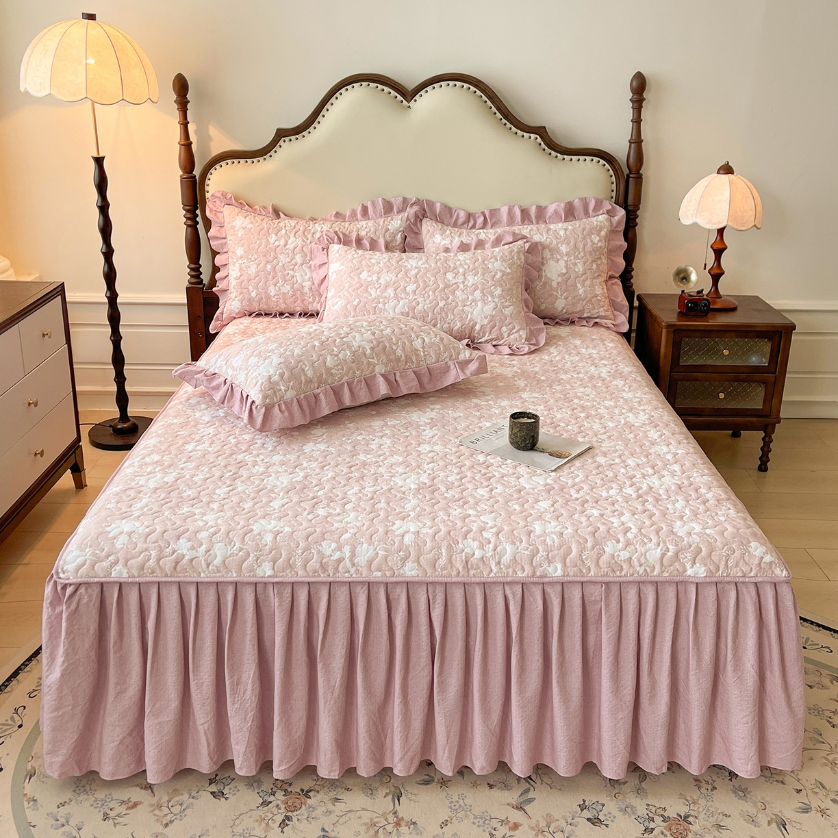 91家纺网 家纺一手货源 找家纺 笠裙家纺 2025新款加厚云感水洗棉印花夹棉床裙床罩 浮绘花影