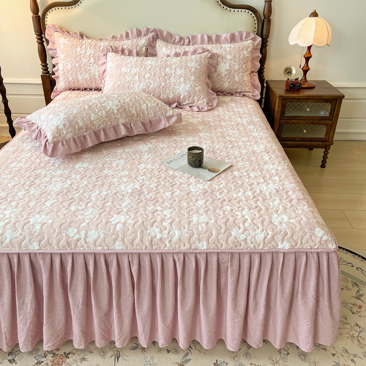 91家纺网 家纺一手货源 找家纺 笠裙家纺 2025新款加厚云感水洗棉印花夹棉床裙床罩 浮绘花影