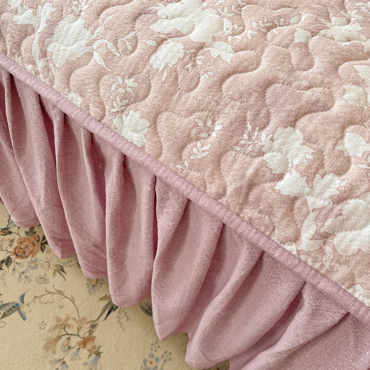 91家纺网 家纺一手货源 找家纺 笠裙家纺 2025新款加厚云感水洗棉印花夹棉床裙床罩 浮绘花影