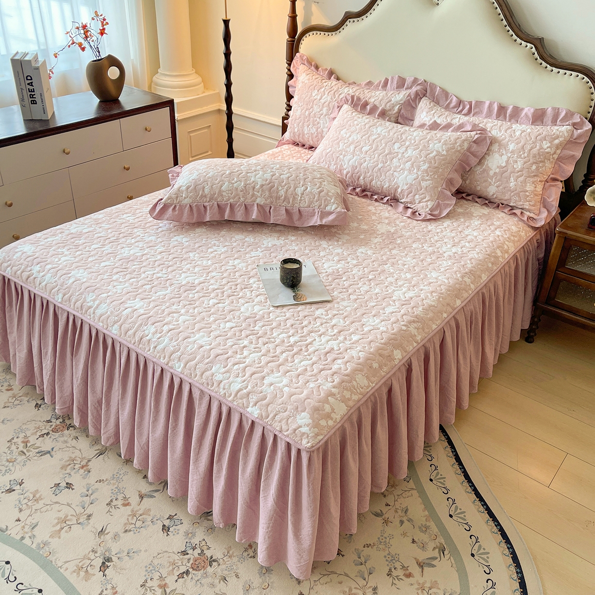 91家纺网 家纺一手货源 找家纺 笠裙家纺 2025新款加厚云感水洗棉印花夹棉床裙床罩 浮绘花影