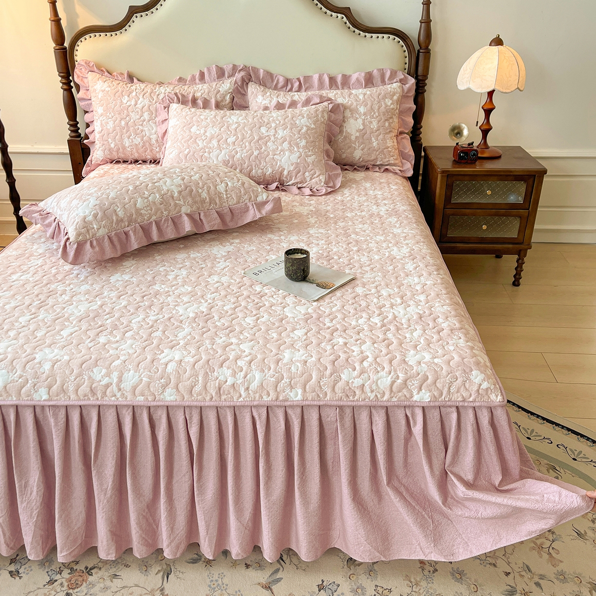 91家纺网 家纺一手货源 找家纺 笠裙家纺 2025新款加厚云感水洗棉印花夹棉床裙床罩 浮绘花影