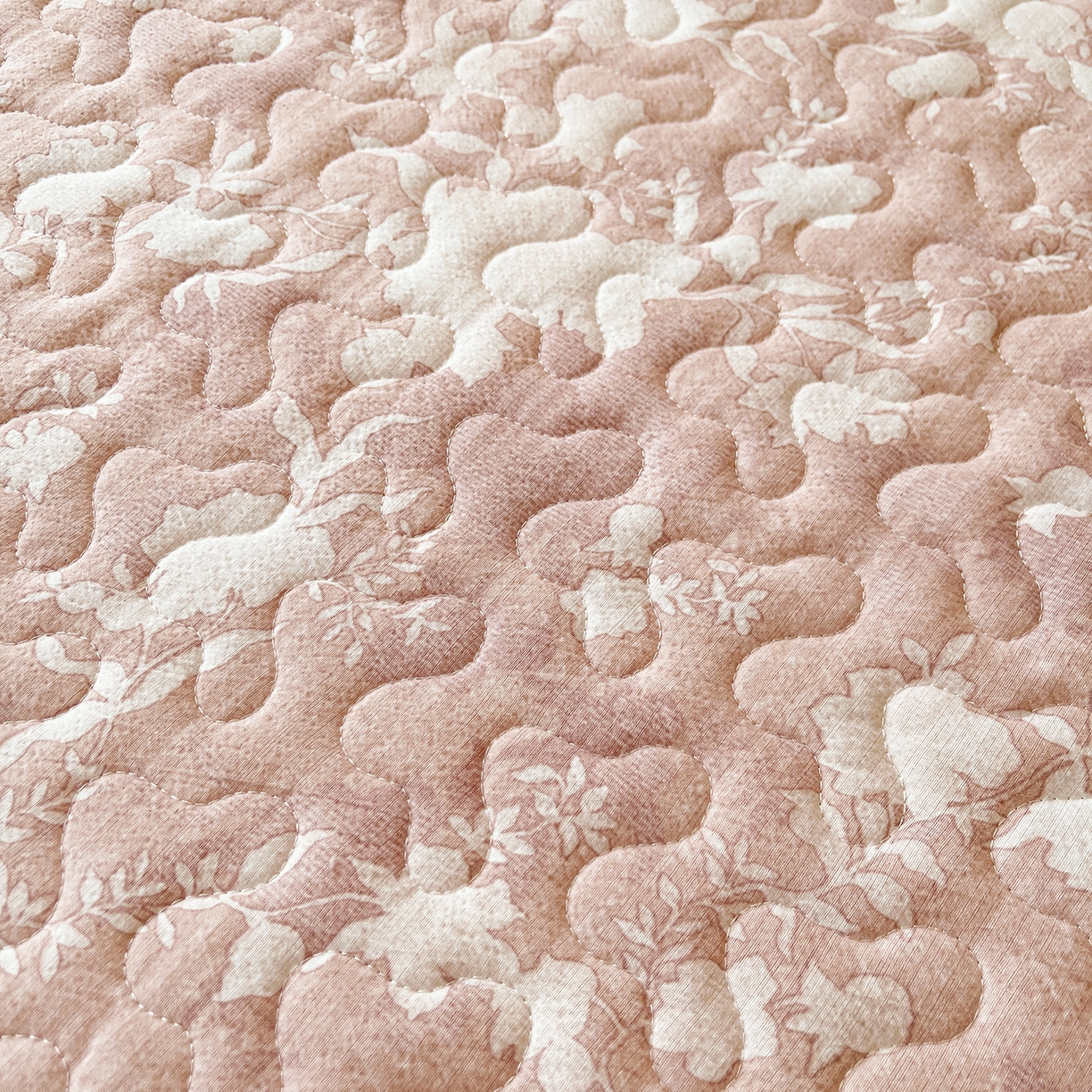 91家纺网 家纺一手货源 找家纺 笠裙家纺 2025新款加厚云感水洗棉印花夹棉床裙床罩 浮绘花影