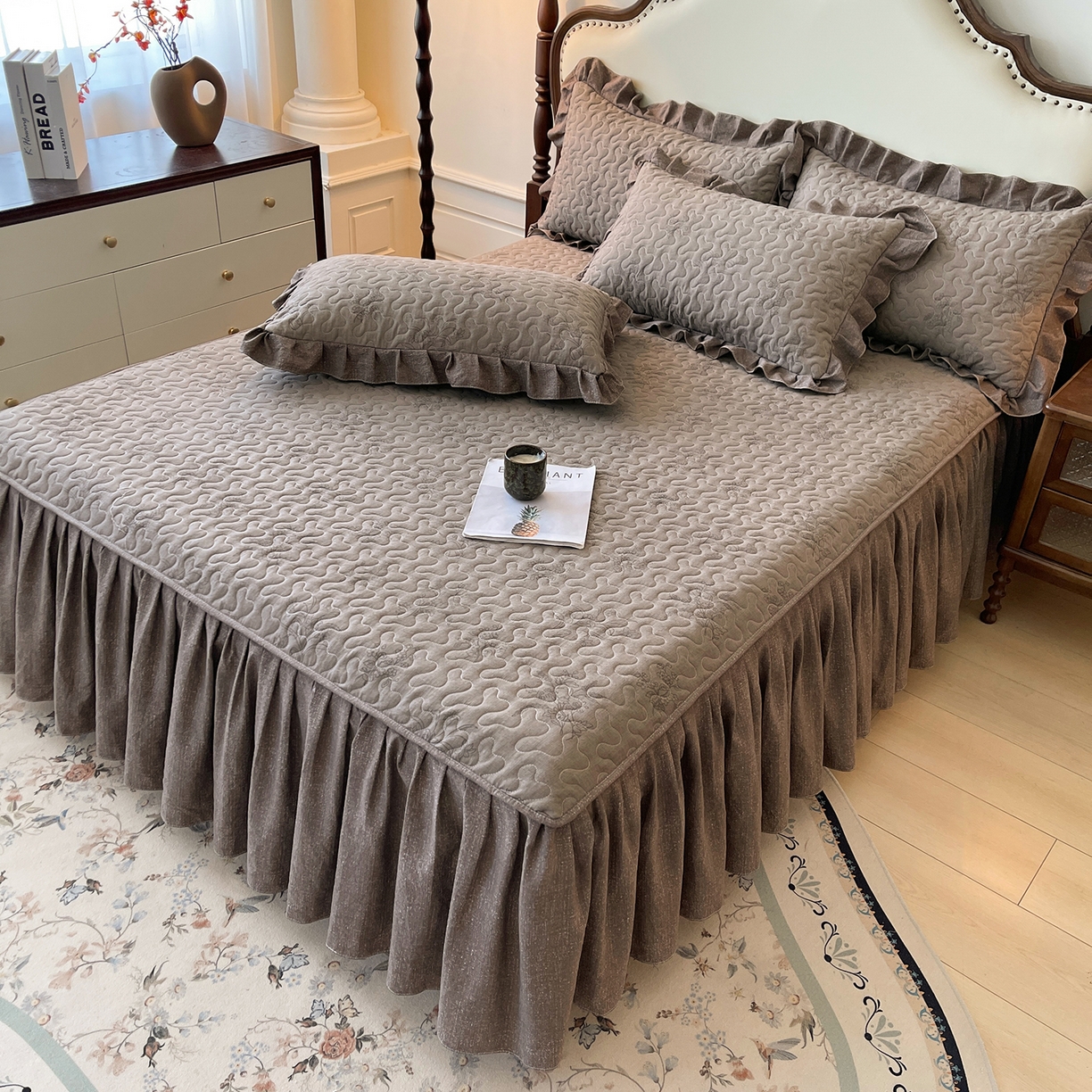 91家纺网 家纺一手货源 找家纺 笠裙家纺 2025新款加厚云感水洗棉印花夹棉床裙床罩 花田错