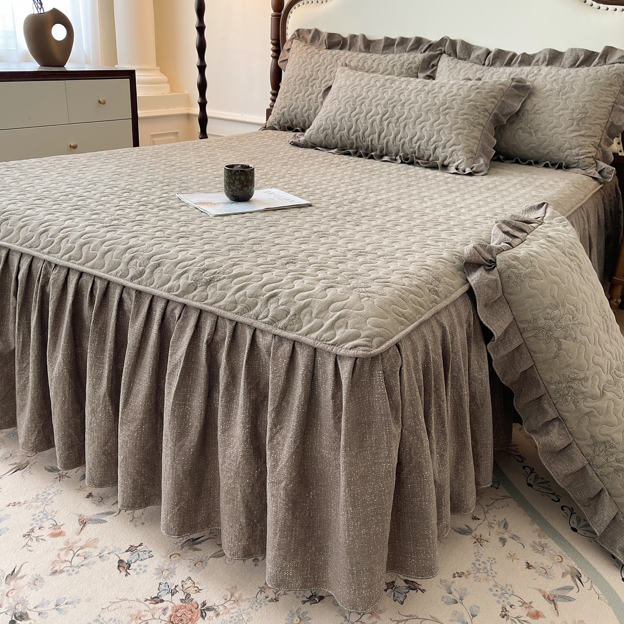 91家纺网 家纺一手货源 找家纺 笠裙家纺 2025新款加厚云感水洗棉印花夹棉床裙床罩 花田错