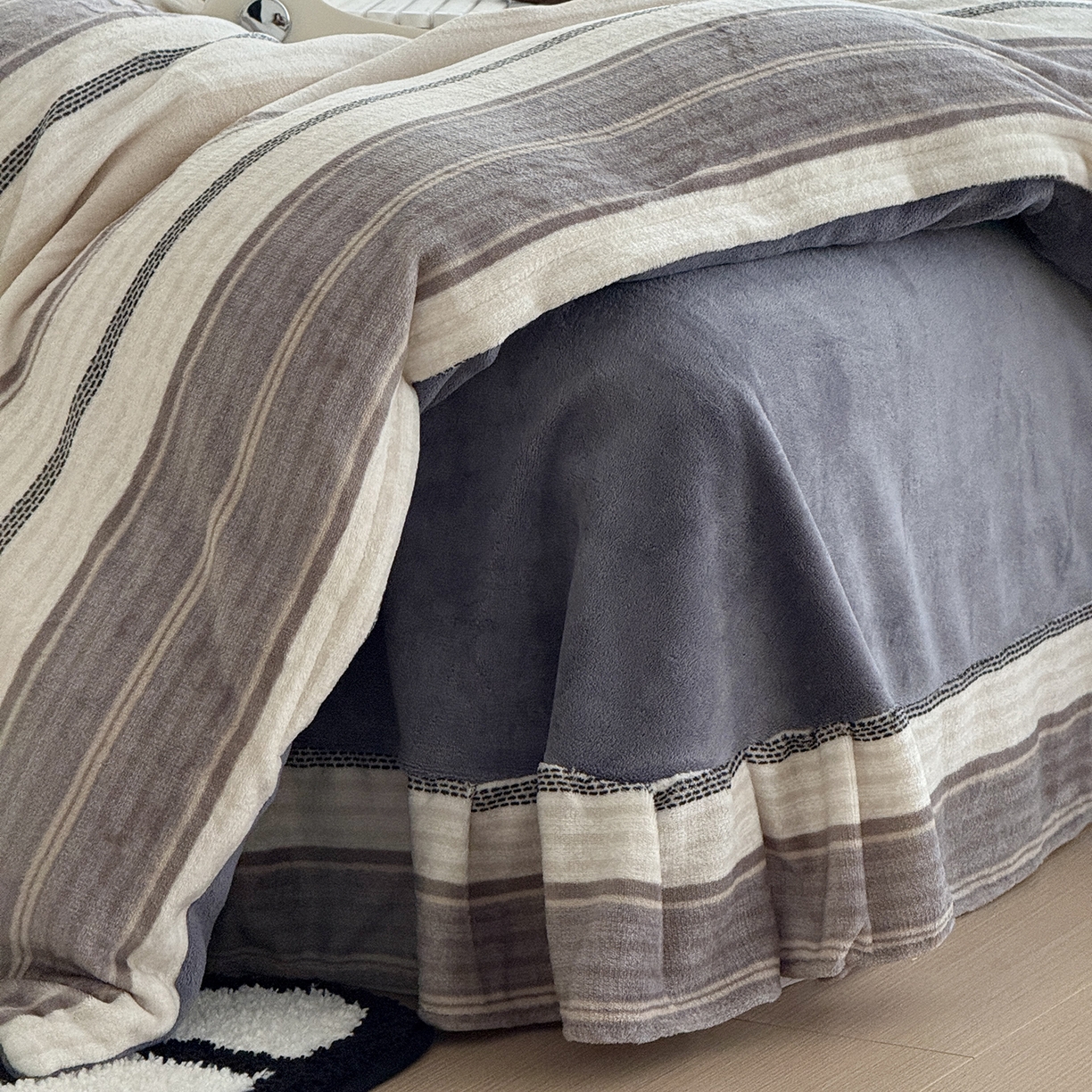 91家纺网 家纺一手货源 找家纺 于果 2025新款牛奶绒印花四件套 摩登时尚