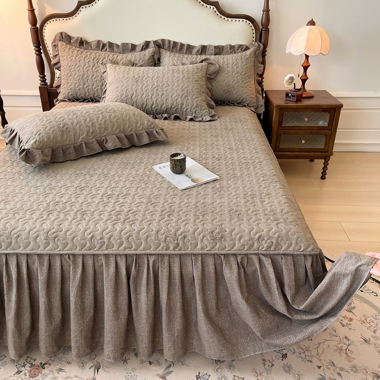 91家纺网 家纺一手货源 找家纺 笠裙家纺 2025新款加厚云感水洗棉印花夹棉床裙床罩 花田错