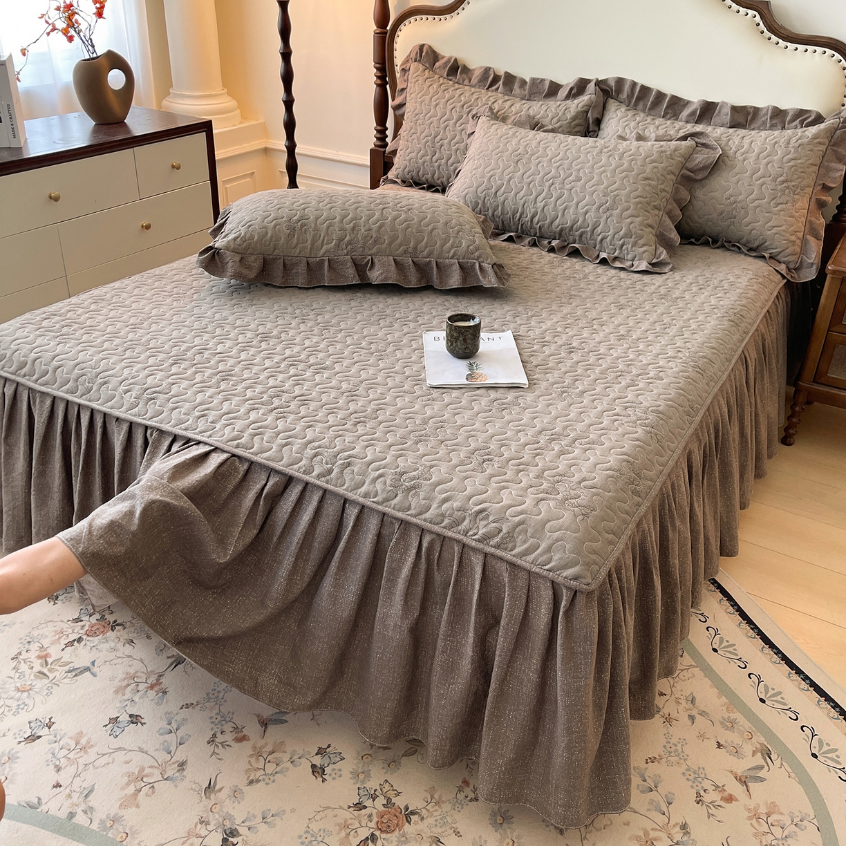 91家纺网 家纺一手货源 找家纺 笠裙家纺 2025新款加厚云感水洗棉印花夹棉床裙床罩 花田错