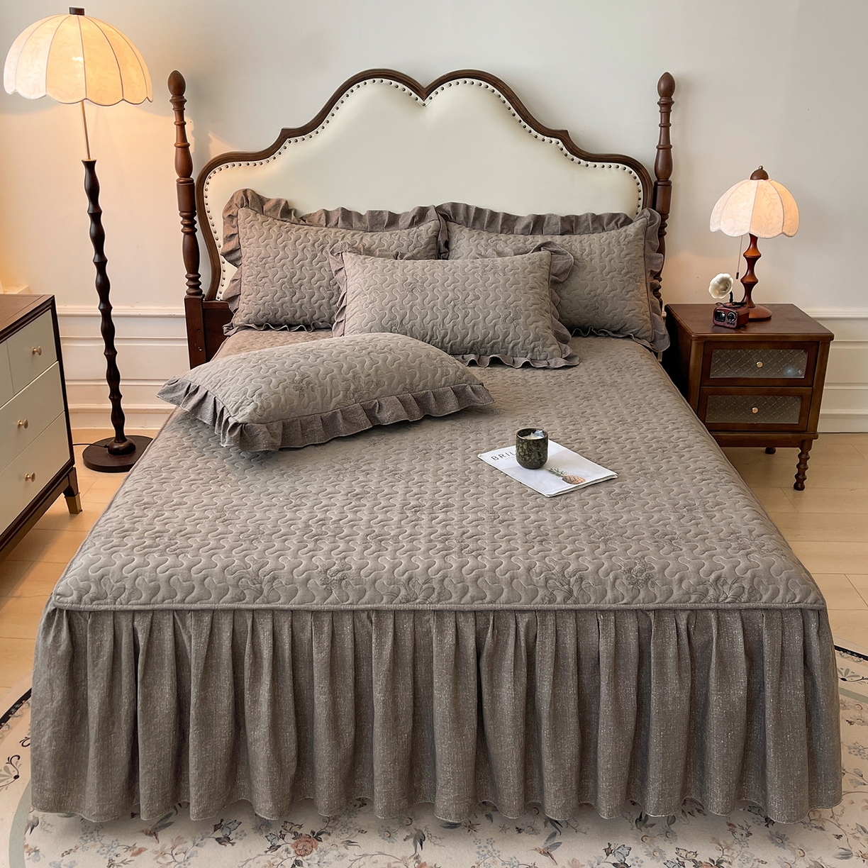 91家纺网 家纺一手货源 找家纺 笠裙家纺 2025新款加厚云感水洗棉印花夹棉床裙床罩 花田错