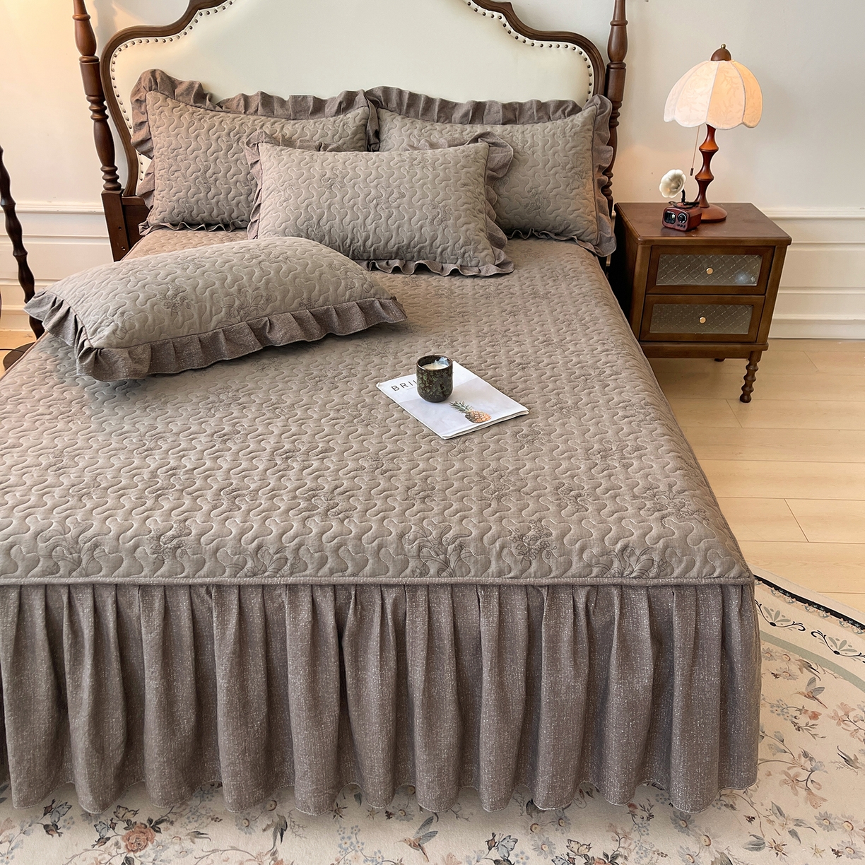 91家纺网 家纺一手货源 找家纺 笠裙家纺 2025新款加厚云感水洗棉印花夹棉床裙床罩 花田错