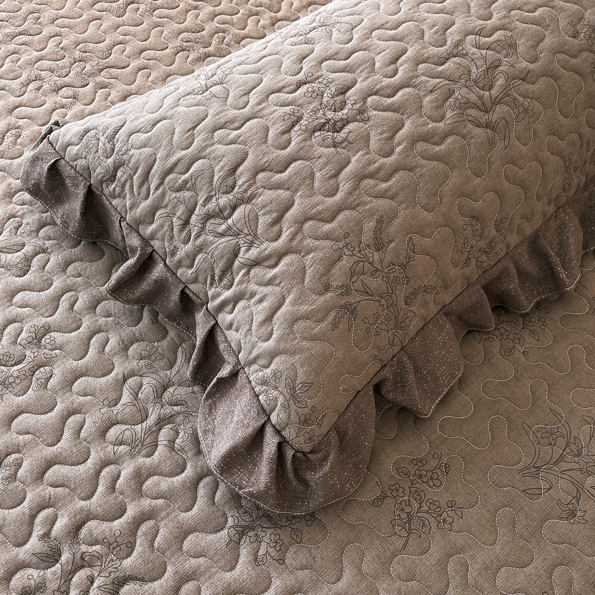 91家纺网 家纺一手货源 找家纺 笠裙家纺 2025新款加厚云感水洗棉印花夹棉床裙床罩 花田错