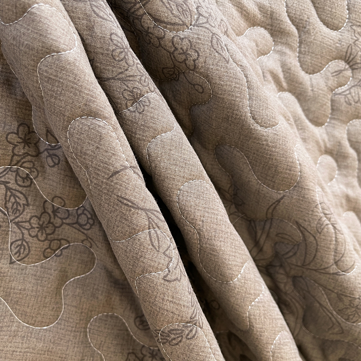 91家纺网 家纺一手货源 找家纺 笠裙家纺 2025新款加厚云感水洗棉印花夹棉床裙床罩 花田错