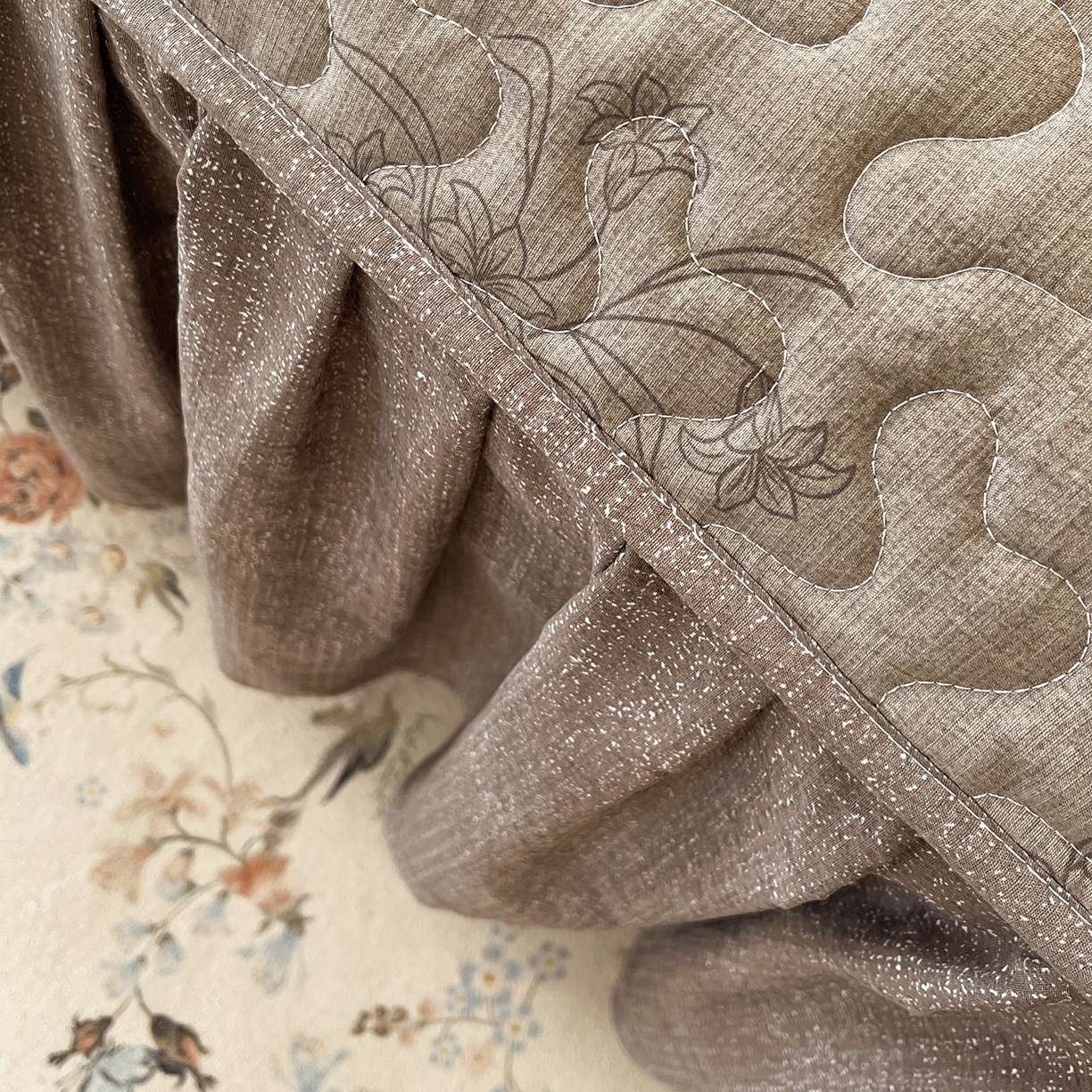 91家纺网 家纺一手货源 找家纺 笠裙家纺 2025新款加厚云感水洗棉印花夹棉床裙床罩 花田错