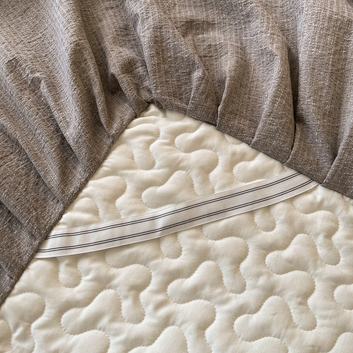 91家纺网 家纺一手货源 找家纺 笠裙家纺 2025新款加厚云感水洗棉印花夹棉床裙床罩 花田错