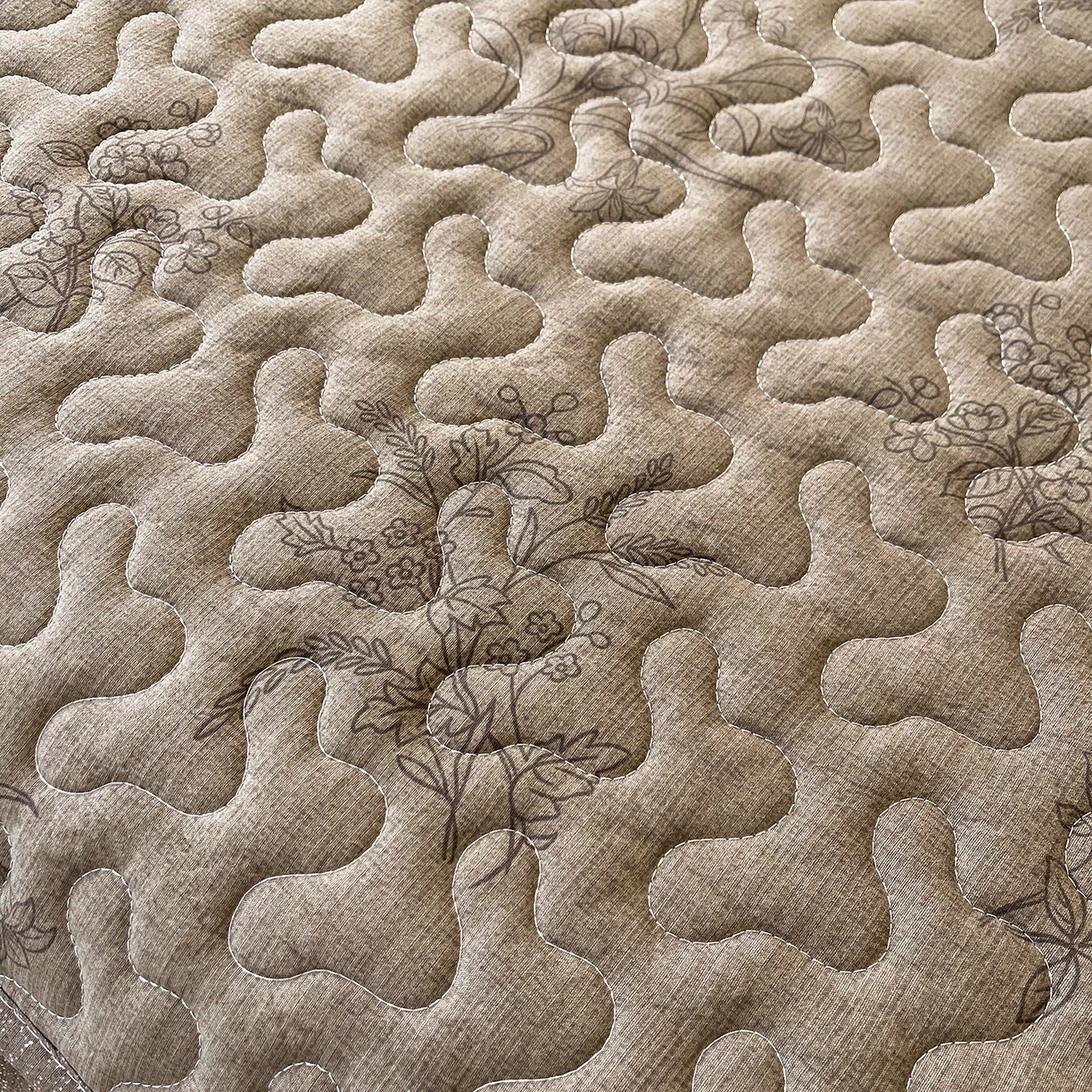 91家纺网 家纺一手货源 找家纺 笠裙家纺 2025新款加厚云感水洗棉印花夹棉床裙床罩 花田错