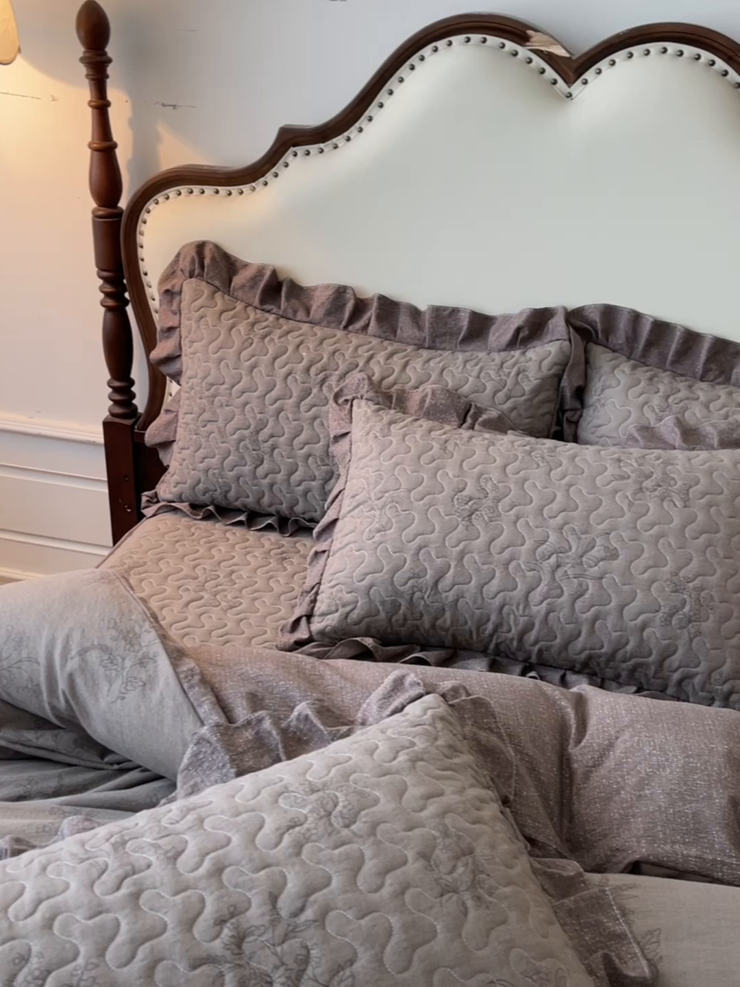 91家纺网 家纺一手货源 找家纺 笠裙家纺 2025新款加厚云感水洗棉印花夹棉床裙床罩 花田错