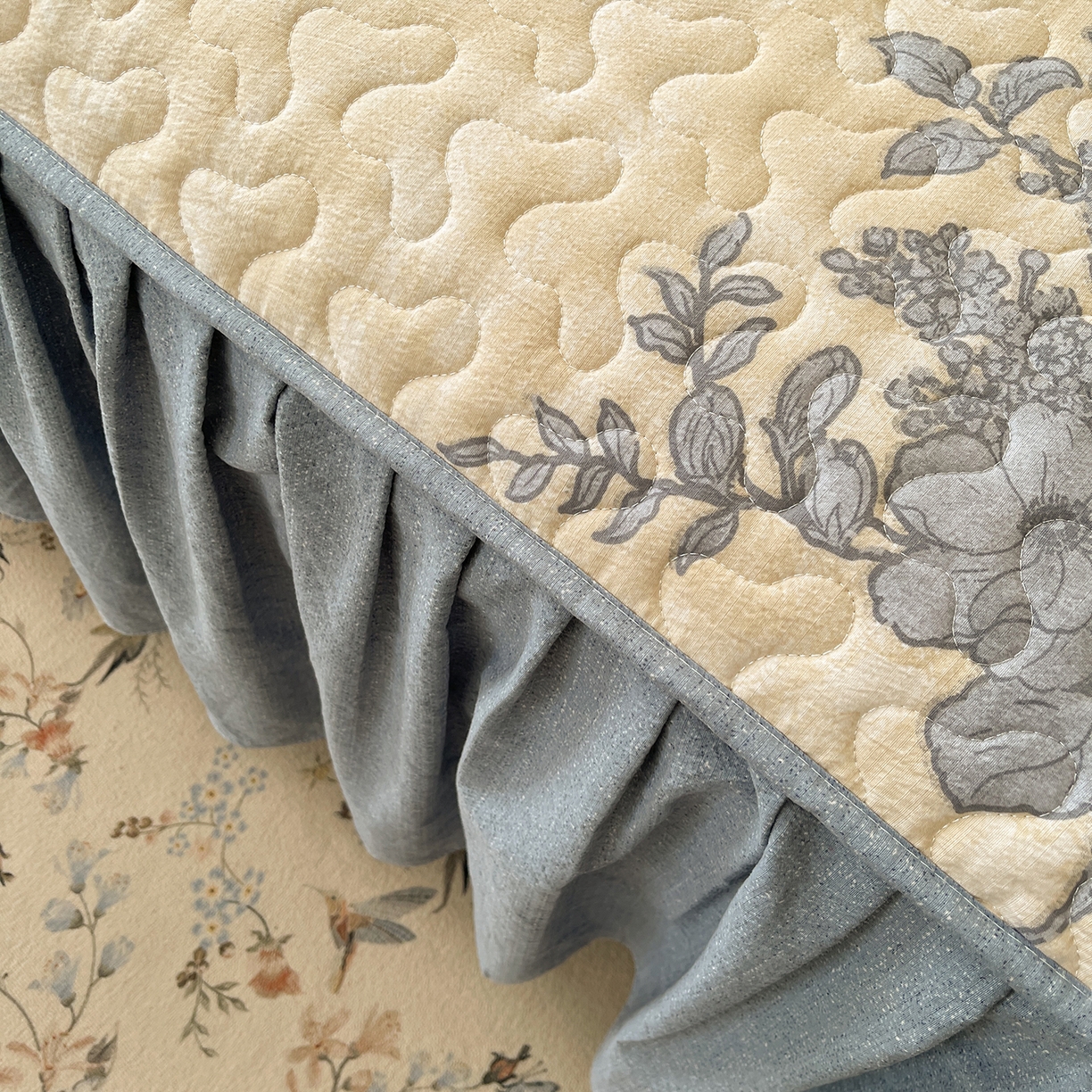 91家纺网 家纺一手货源 找家纺 笠裙家纺 2025新款加厚云感水洗棉印花夹棉床裙床罩 兰亭序