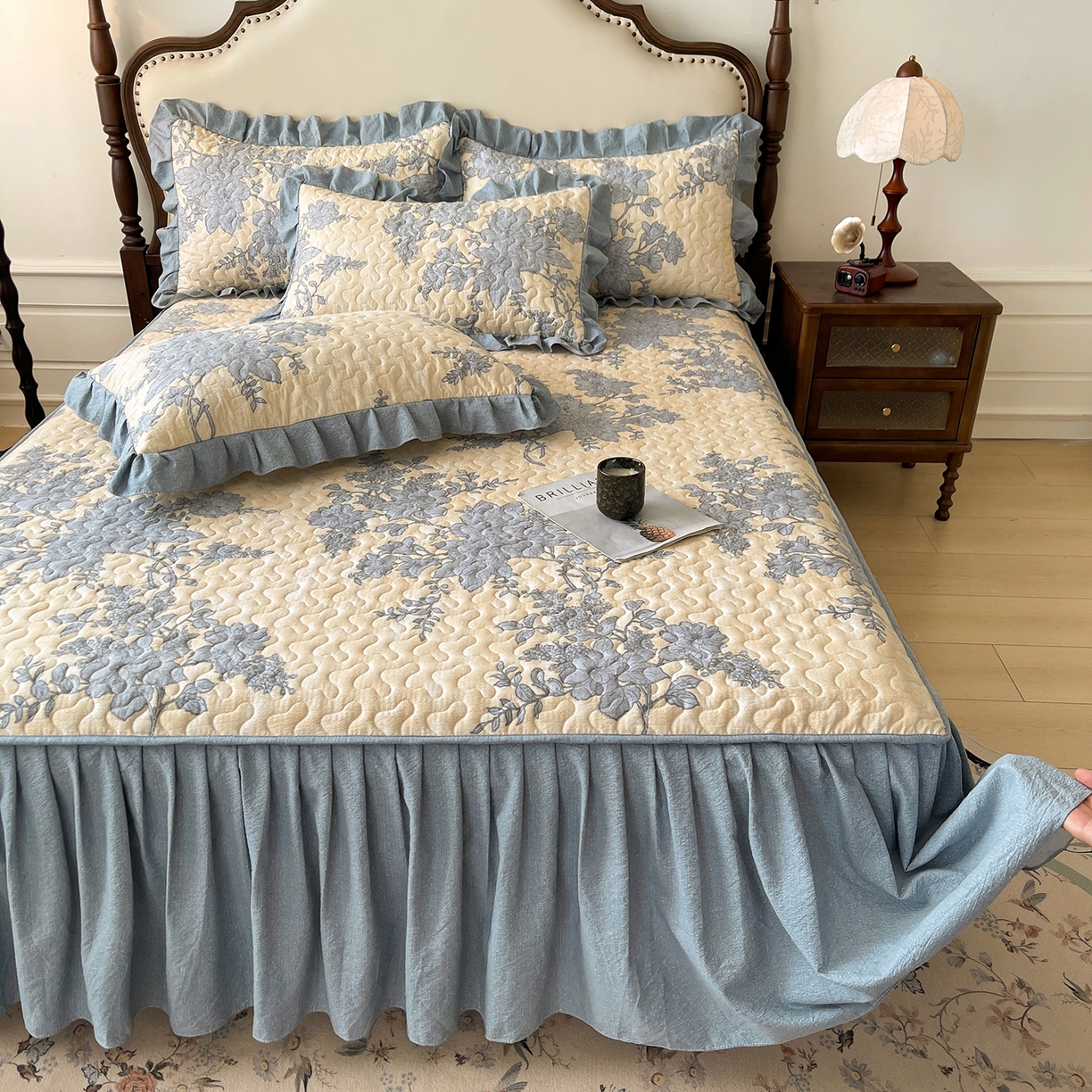 91家纺网 家纺一手货源 找家纺 笠裙家纺 2025新款加厚云感水洗棉印花夹棉床裙床罩 兰亭序