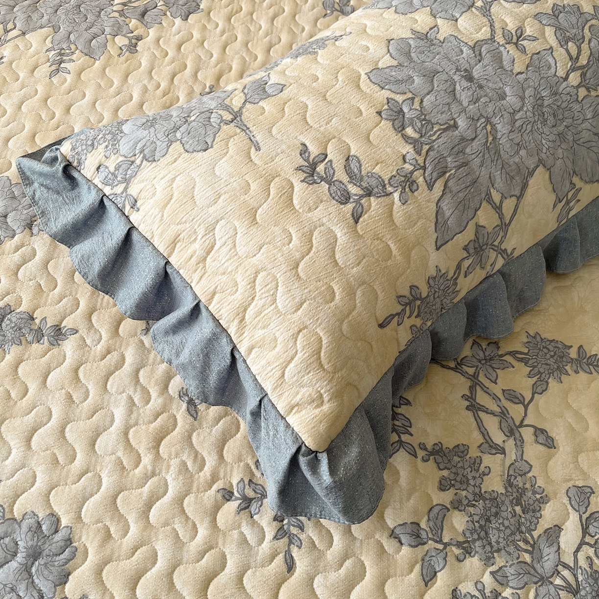 91家纺网 家纺一手货源 找家纺 笠裙家纺 2025新款加厚云感水洗棉印花夹棉床裙床罩 兰亭序