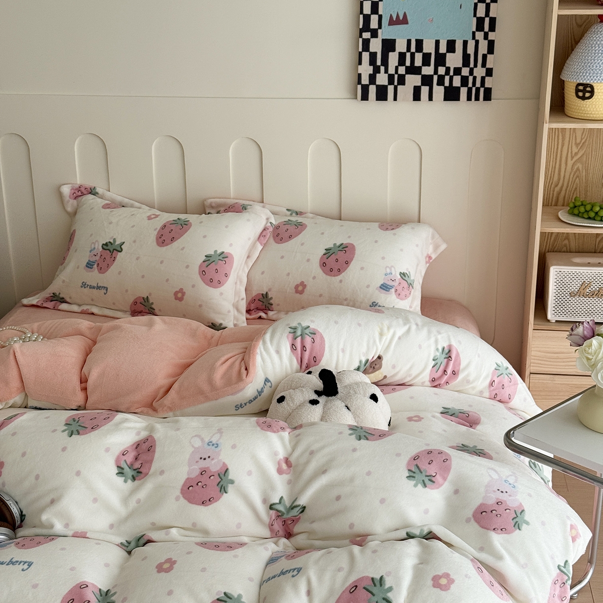 91家纺网 家纺一手货源 找家纺 于果 2025新款牛奶绒印花四件套 奶油草莓