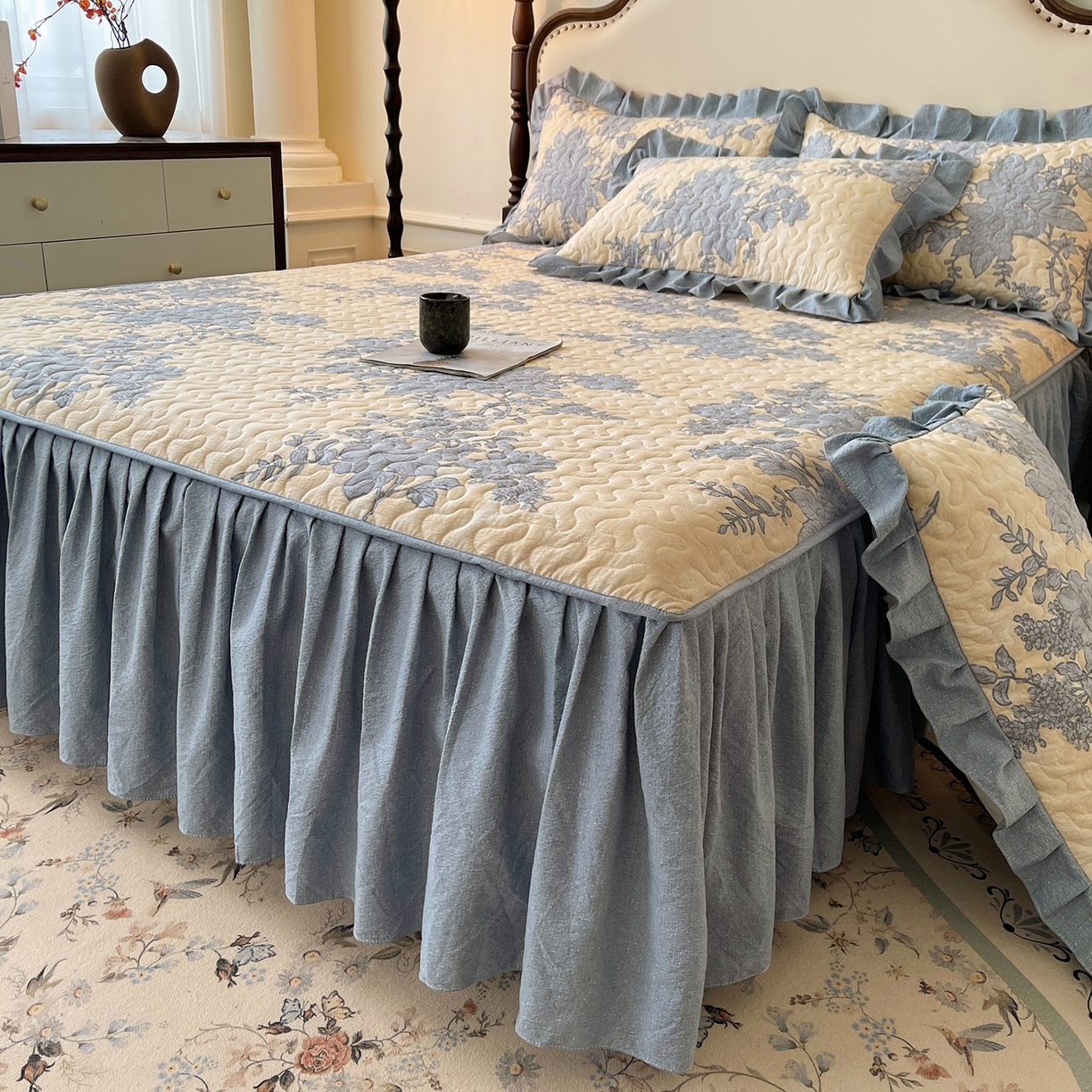 91家纺网 家纺一手货源 找家纺 笠裙家纺 2025新款加厚云感水洗棉印花夹棉床裙床罩 兰亭序