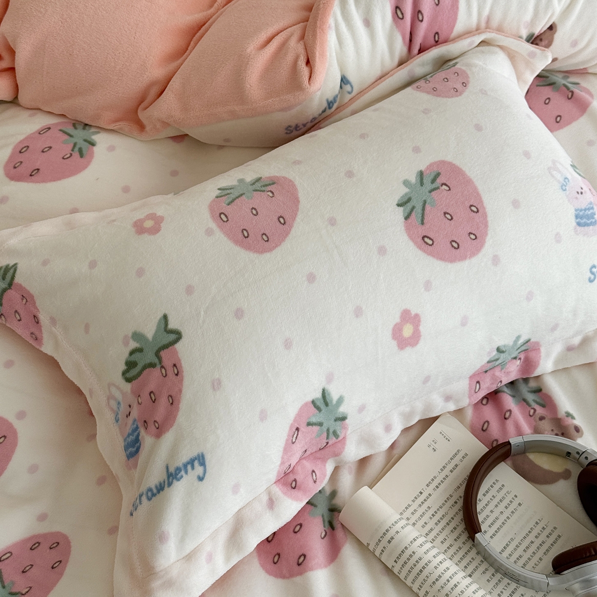 91家纺网 家纺一手货源 找家纺 于果 2025新款牛奶绒印花四件套 奶油草莓