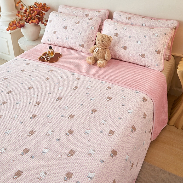 91家纺网 家纺一手货源 找家纺 （总）莎果家纺 2025冬季新款热推冬季必备寒冷的冬季有了它便多了些温暖婴儿绒+全棉床盖三件套